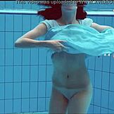 Piyavka Chehova's sappige tieten stuiteren wild in onderwater zwembad scène.