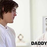 Noctambul rămâne tăcut în timpul întâlnirii furișate cu blondă.