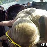 Hezká blonďatá krasavice tvrdě šuká v zastavárně za starý auto