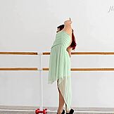 นักยิมรัสเซียซลาตา แฮมูพิโพคแสดงท่าโค้งสุดยืดหยุ่นด้วยร่างกายเล็กกระฉับอายุ 18+ ในยิมสุดดุเดือด