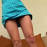 スカートめくってチラ見せしちゃう？