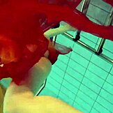 Nastya se svléká a ukazuje nahé horké tělo v bazénu