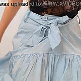 Podívej na tu stydlivou krasavici, jak ukazuje velká prsa v modré sukni pro kameru!