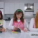 Bokklubb blir til nerdete kjærester firkant på nattklubb