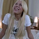 Εγώ, εμ, κατέγραψα αυτή τη νεαρή 18+ ξανθιά να παίρνει τεράστιο καυλί στο σπίτι!