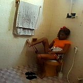 J'ai chopé ma belle-fille en train de se masturber dans la salle de bain et j'ai pris son cul