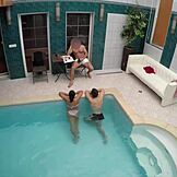 Ukryta Czeska wymienia seks na kasę w basenie!