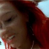 2人の若い18歳フランス人友達Lola BellaとAngieがパーティーでスペイン人とキスをシェア