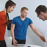 Фалиралият приятел пуска приятеля си да чука бившата за пари, оопс