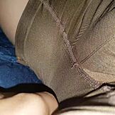 देसी साली मुझे अपनी चूत छूने देती है विजिट के दौरान, मेरे बेड पर चढ़कर मजा लेती है