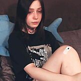 Tonårig webcamtjej onanerar med vild dildo