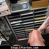 Cewek 18+ ketahuan pakai baju curian, baju robek saat seks kasar di garasi