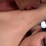 마른 아시아 틴 18세 줄리아, 격렬한 블로우잡 세션에서 분출!