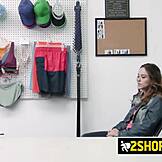 Krásná hubená brunetka Lily Glee umí cucat kurva na stole