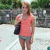 Jeg er Daisy Dalton, liten 18+ rødhåret, blir knullet hardcore på offentlig buss. Det er rå ute-action!