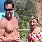 Meg og 18+ jente deler en enorm kuk, oops!