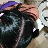 Emo devojka u vezama odvedena u kupatilo na piće i oralni