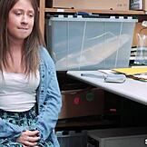 אלה נוקס רוכבת חזק כמו גלשן על גלים.