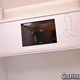 Pernah liat remaja 18+ di gloryhole dapat creampie berantakan?