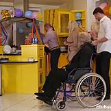 Őrült születésnapi buli családi hármasba fordul