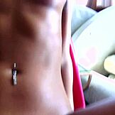 Akarsz nézni, ahogy a füstölgően forró Amirah Adara szopja a farkadat POV-ban?