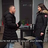 Debt4k csaj kényszerítve baszni idegent pénzért?