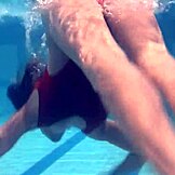 Ивета се забавлява в басейна, кара те да искаш да гледаш всяко нейно движение! 🏊‍♀️