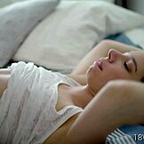 Evelyn Cantik Kehilangan Keperawanannya dalam Seks Virgin 18 Close-Up Panas