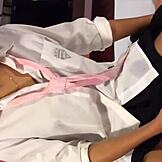 レディーボーイ パイがソロでチンポをシゴく