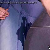 Gerade legale Teens genießen Pissen und Lecken Spaß