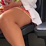 Enteada de 18 Anos Mostra Tudo no Ônibus Público Sem Calcinha