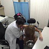 Falscher Arzt untersucht kleine 18+ Studentin in Nahaufnahme