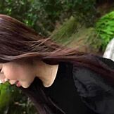 Japonska barmanka se prikrade v hotel za divjo igro s punco