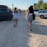 嘿女孩们，为什么在公共场合不穿内裤炫耀你们的阴户？