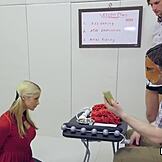 Jsem rozpolcený, když sleduju, jak tato nadržená mladá žena snáší brutální anální terapii v azylu