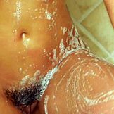 Söpön ruskeaverikön suihku muuttuu höyryiseksi näytökseksi