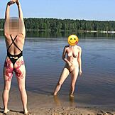 Я голая девчонка, ныряющая голышом на публичном пляже