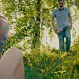 Krásna ryšavka s okuliarmi jazdi na starom kurci v lese