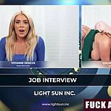 Mladá holka se nechává šukat spolubydlícími během online pohovoru - divoká trojka!