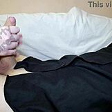 Milf berpayudara besar tangkap anak tiri nonton porno, kasih handjob kontol besar, dapat cum di payudara.