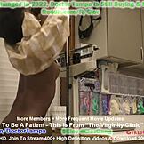 Panna Rina Arem klinicky odpanenská doktorom Tampom počas intenzívneho gynekologického vyšetrenia.