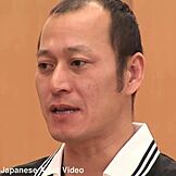 Squadra femminile giapponese riunita per lezione intima dal coach.