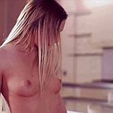 חורגת מקבלת זיין מאבא על הספה