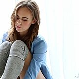 Poate această balerină drăguță să te tenteze cu corpul ei gol?