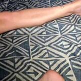 وجدت زوجة عمي على السرير ومارس الجنس معها