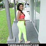 Alina Belles tiukka vartalo ja vittu kiiltää intensiivisessä treenissä.