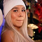 blonde met prachtig gezicht verdient geld als stoute internet slet