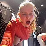 Ekstremna igračka in divje dejanje v garderobi s polno amaterko