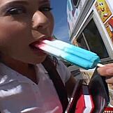 Malá študentka 18+ s malými cicmi 18+ sa drví v aute