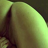 Hej, mala, ikad videla sitnu 18+ curu oduševljenu solo igračkom?